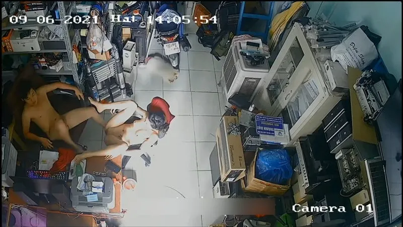 Vợ anh xã địt nhau trong của hàng máy tính