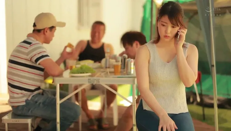 Gã chồng khờ để vợ yêu tham gia sự kiện cắm trại với mấy gã cạnh bên nhà và cái kết