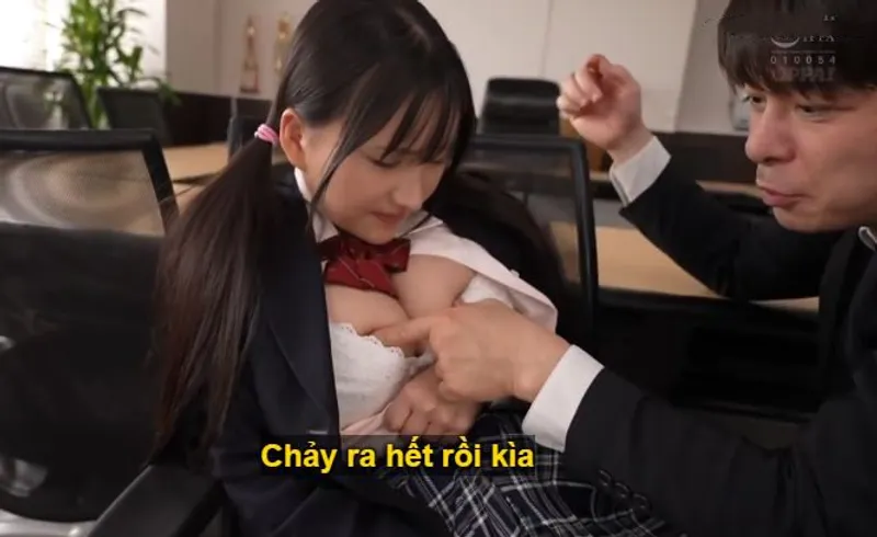 Trong suốt 3 năm, thầy giáo rèn luyện cô học trò ngực khủng thành " bình đựng tinh"
