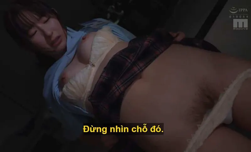 Ông chủ lập mưu xxx cô nhân viên dưới quyền kiêu kỳ lười nhác, suốt ngày chỉ chăm chăm nhắn tin cho người yêu.
